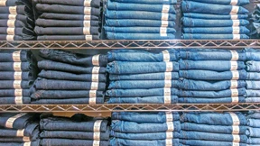 Was hilft, damit weniger neue Kleidung im Müll landet?