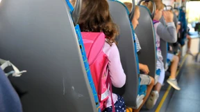Schüler ohne Maske im Bus