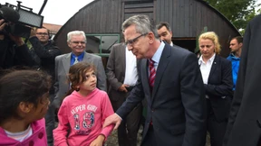 De Maizière besteht auf Gutscheinen gegen „Sogeffekt“