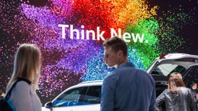 Auf der IAA versucht sich VW in Normalität