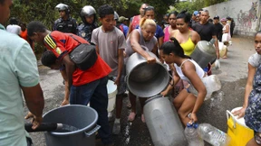 Schlange stehen für Trinkwasser