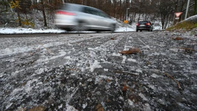 Zahlreiche Glätteunfälle – neue Warnungen vor Schneefällen