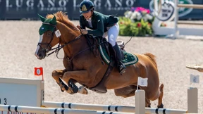 Eine Frau reitet für Saudi-Arabien