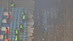 Mit Gullydeckel und Gehwegplatten auf Polizisten