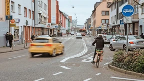 Platz für Fußgänger und Bäume