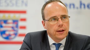 Beuth verteidigt Linie bei Besoldung von Beamten