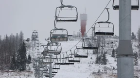 Mutter und Kind stürzen acht Meter tief aus Skilift