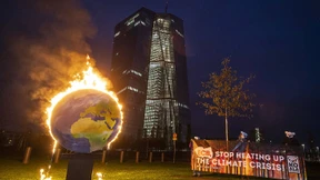 Umweltschützer zünden Globus vor EZB an