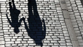 Vater setzt seine Tochter aus