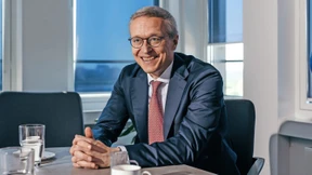 Er beobachtet und hört zu, ist aufmerksam und zugleich schüchtern