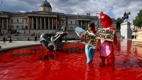 Tierschützer färben Londoner Brunnen blutrot