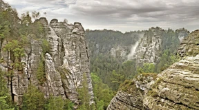 Auf Pedalen über die leere Autobahn