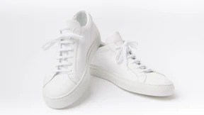 So sehen weiße Sneaker wieder neu aus