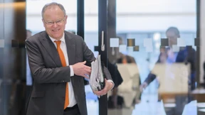 Der merkwürdige Gehaltssprung von Stephan Weils Büroleiterin