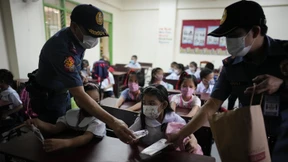 Philippinische Kinder gehen wieder zur Schule