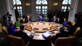 Händeschütteln beim Gipfeltreffen