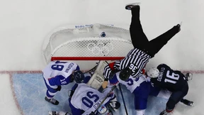 Kuriose Einlage des Schiedsrichters auf dem Tor