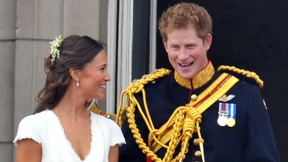 Halb nackt auf dem Teppich