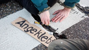 Klimaaktivisten kleben sich erneut auf Straße