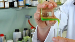 Chemie-Angestellte fordern sechs Prozent mehr Lohn