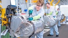 Mit Auspuff in den Sonnenuntergang