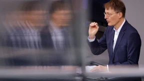 Bundestag beschließt erste begrenzte Corona-Impfpflicht