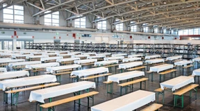 Land schafft in Messehalle mehr Platz für Flüchtlinge