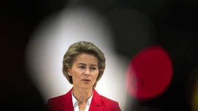 Offizier zeigt von der Leyen an