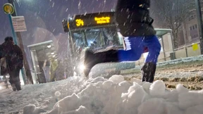 Straßenbahnen im Depot, Pendler im Stau, Schüler daheim