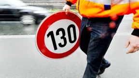 Kramp-Karrenbauer hält Tempolimit-Streit für „Phantomdebatte“