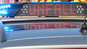 Sechs Fahrzeuge rauschen auf Autobahn ineinander