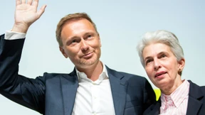 Wie entscheiden Politiker, wem sie vertrauen?