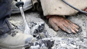 Polizei muss Straße aufstemmen, um Klimaaktivisten zu lösen