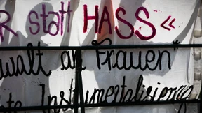 Stilles Gedenken einerseits, Mahnwache andererseits