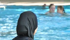 Muslimische Mädchen müssen schwimmen lernen