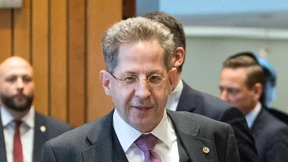 SPD mahnt Seehofer zu rascher Entscheidung im Fall Maaßen