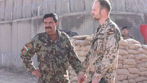 Hand in Hand in verschiedenen Welten