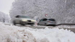 Schnee und Glätte sorgen für Verkehrsbehinderungen