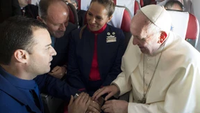 Der Papst traut seine Flugbegleiter