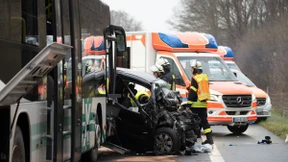 Autofahrer stirbt bei Zusammenstoß mit Bus