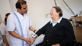 Ausländischen Pflegekräften steht der Mindestlohn zu