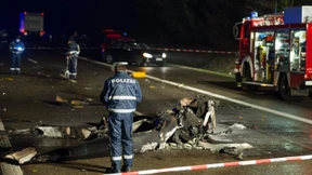 Hubschrauber stürzt auf Autobahn
