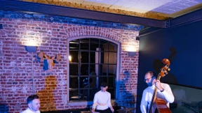 Ein Architekt am Klavier