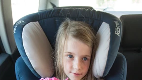 Sollen Kinder im Auto immer auf die Straße schauen?