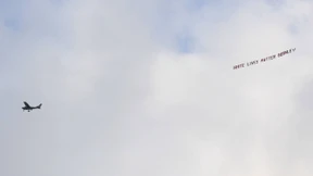 Flugzeug fliegt mit rassistischer Parole über Stadion in Manchester