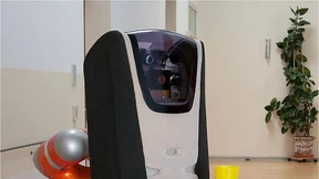 Drei Finger reichen den Saft