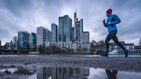 Banken kämpfen im Abschwung an zwei Fronten