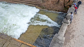 Surfer retten die Eisbachwelle mit nächtlicher DIY-Aktion