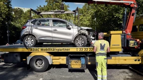 Autofahrer beißt offenbar Beifahrer und verursacht tödlichen Unfall