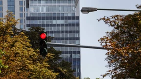 Mutter übersieht rote Ampel - Baby schwer verletzt